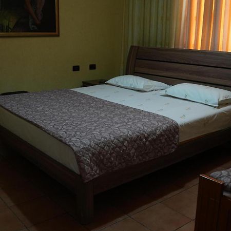 Alen Bar Hotel Tiranë Ngoại thất bức ảnh